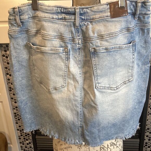 Maurice’s distressed stone washed raw hem jean skirt, size 14W - Picture 9 of 12